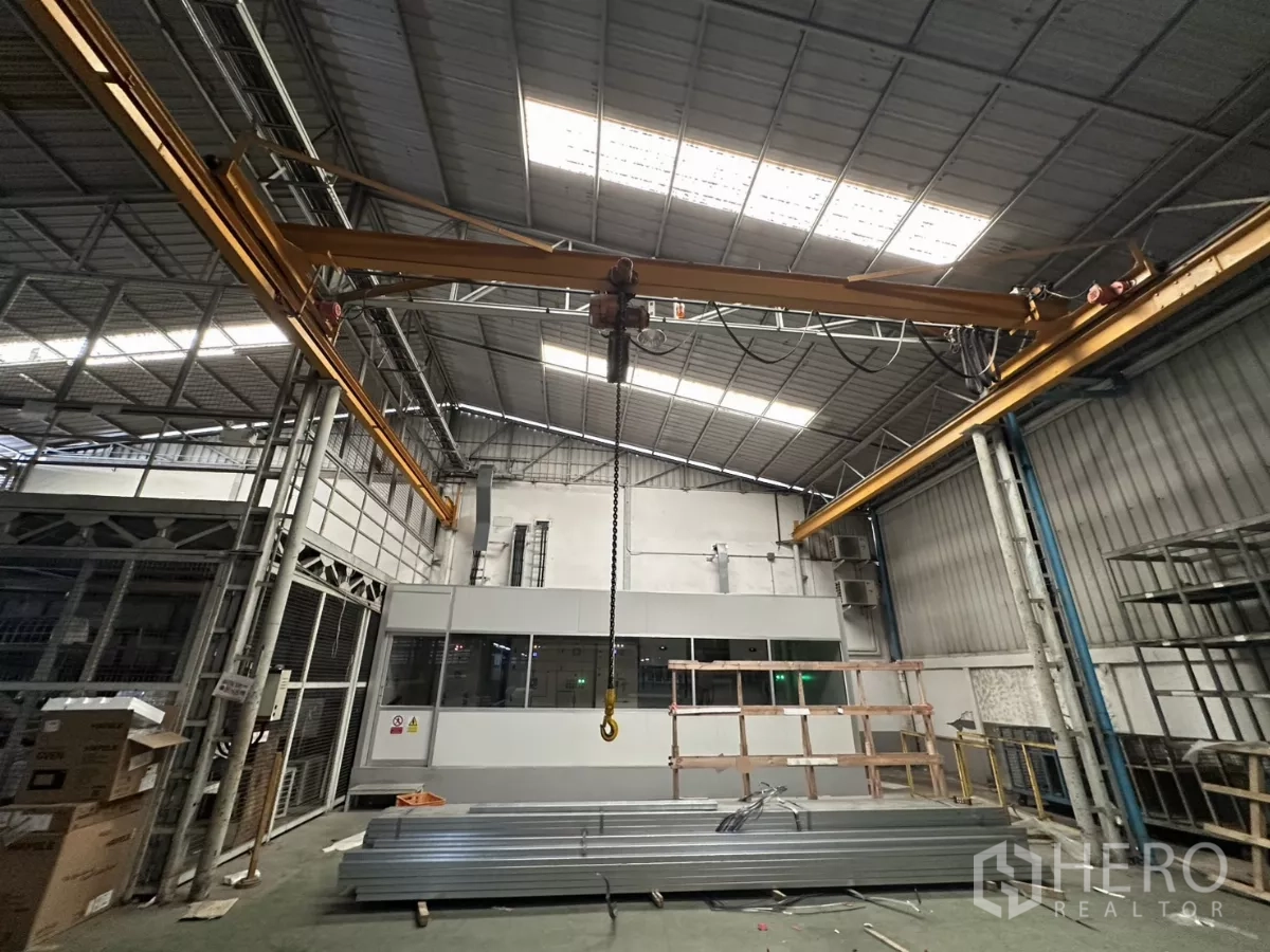 คลังสินค้า ให้เช่าในYan Nawa, Bangkok - คานเครนคู่และห้องควบคุมภายในโกดัง