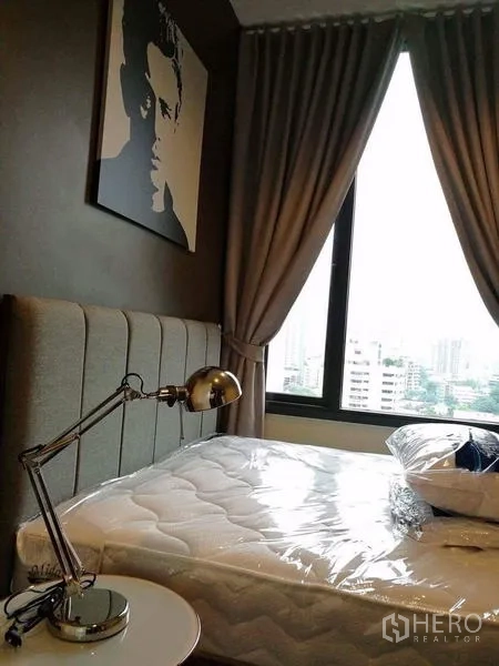 คอนโด ให้เช่าในWatthana, Bangkok - ห้องนอนสว่าง เตียงบุนวม โคมไฟอ่านหนังสือ และหน้าต่างวิวเมือง