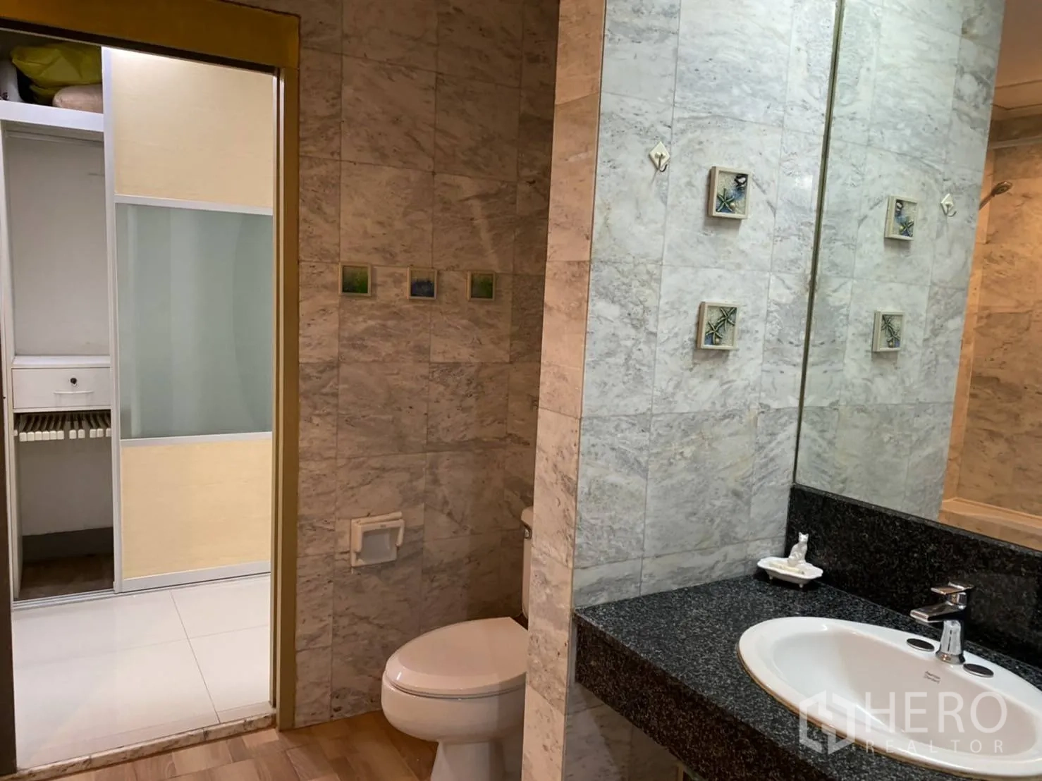 คอนโด ให้เช่าในPathum Wan, Bangkok - ห้องน้ำกรุหินอ่อน กระจกบานใหญ่ เคาน์เตอร์อ่างล้างหน้าและโถสุขภัณฑ์