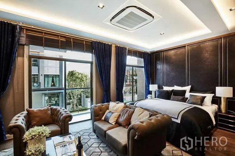 独立式住宅 出售 - 主卧套房，特大床、沙发组与阳台窗