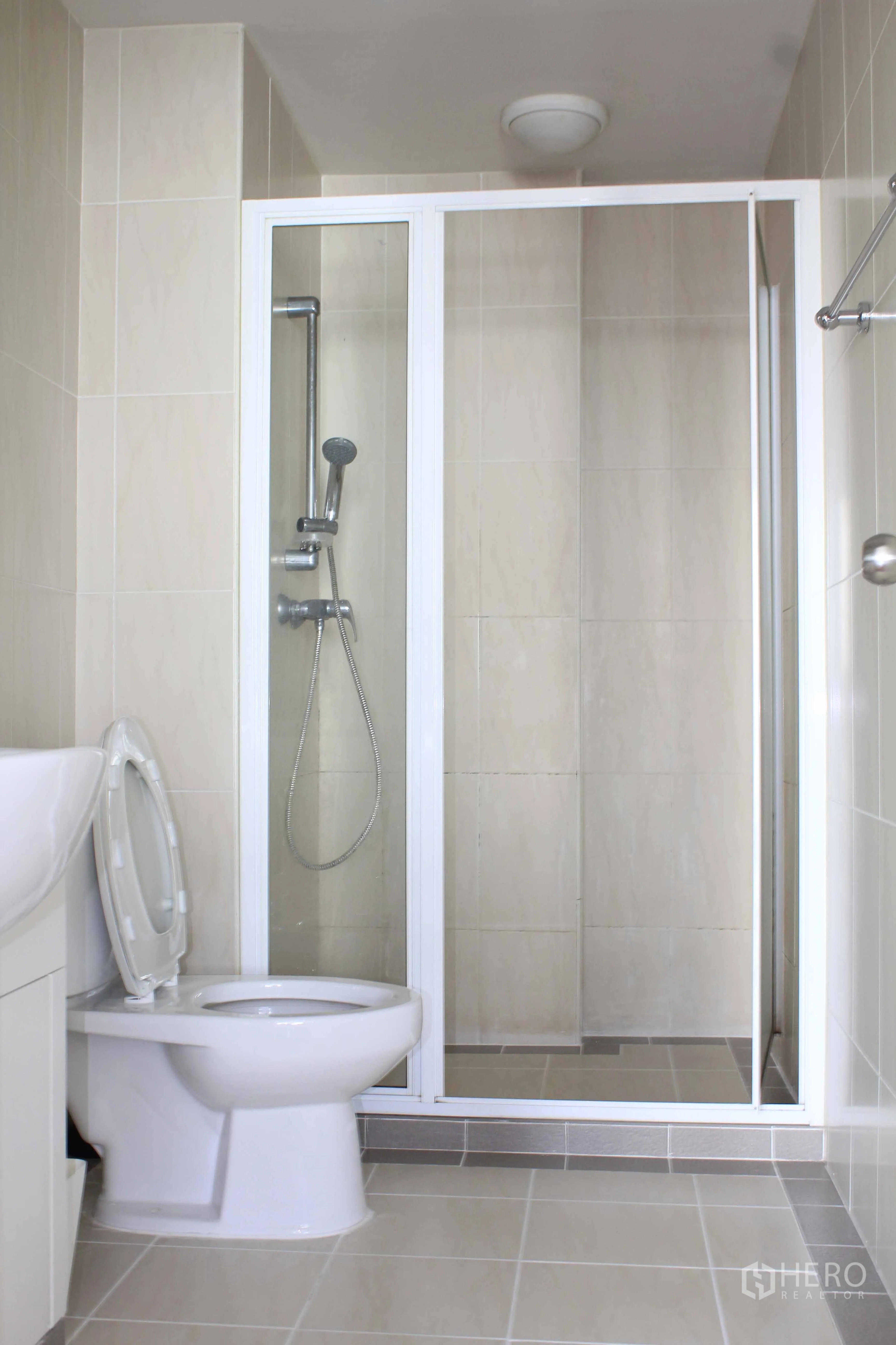 คอนโด ให้เช่าในWatthana, Bangkok - ห้องน้ำโทนสว่าง พร้อมฝักบัวกั้นกระจกและโถสุขภัณฑ์