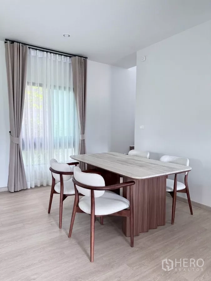 บ้าน ให้เช่าในLat Krabang, Bangkok - มุมรับประทานอาหารแสงธรรมชาติ โต๊ะ 6 ที่นั่ง พื้นลายไม้ และผ้าม่านยาว