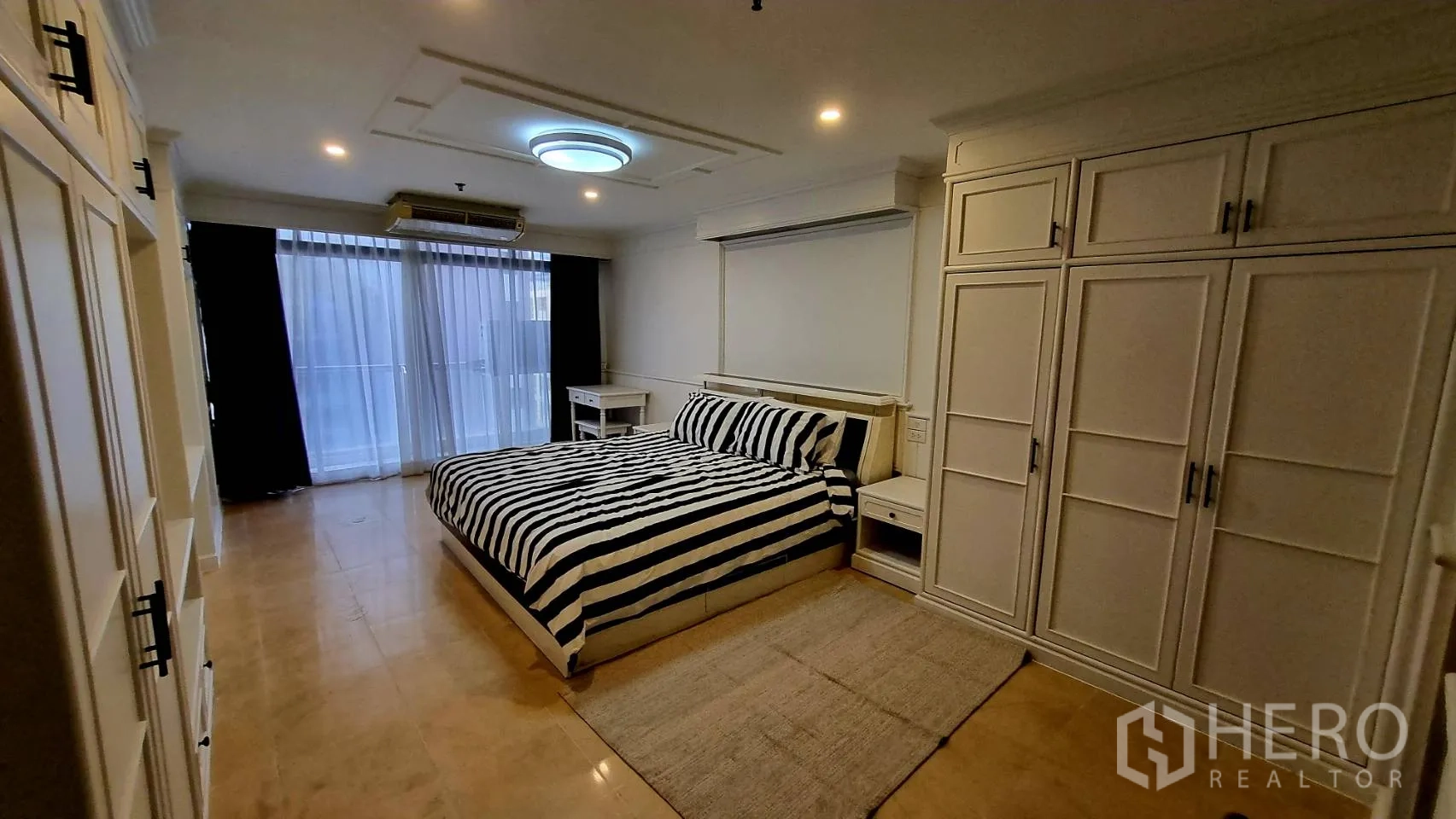 公寓 出租在Watthana, Bangkok - 主卧面向阳台，配有大量收纳。