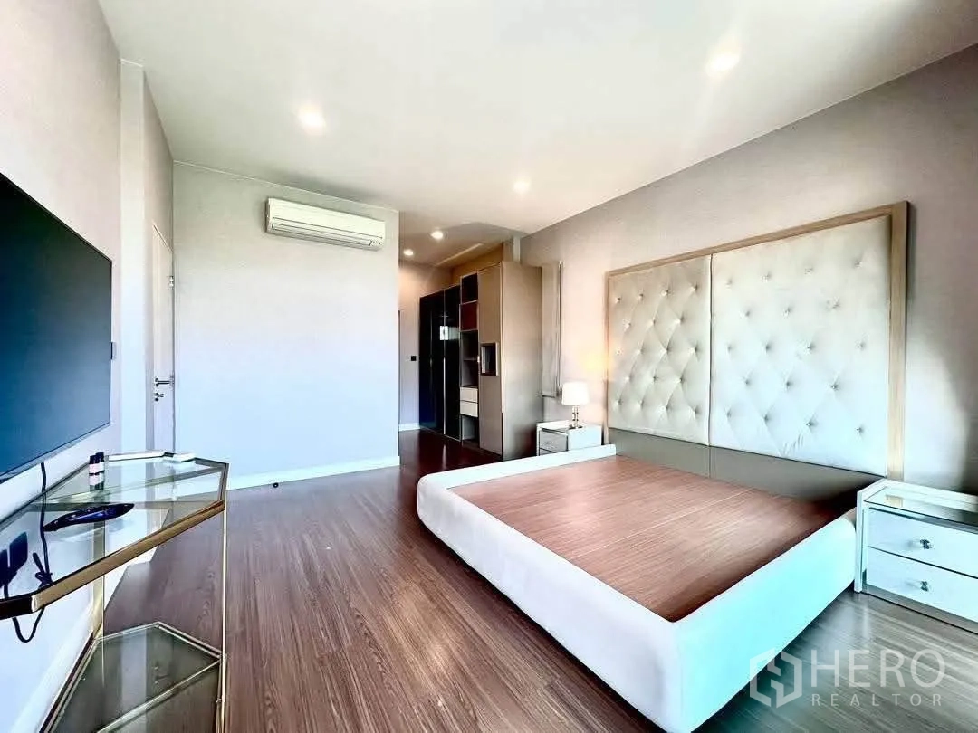 Detached House for rent in Bang Kapi, Bangkok - Master bedroom with tufted headboard wall and ample space.