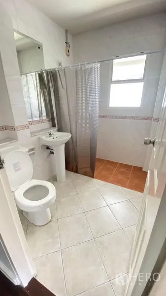 独立式住宅 出租 - 干净浴室，淋浴区以帘隔开，带窗的座便器与柱盆。