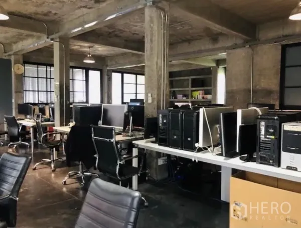 อาคารพาณิชย์ ให้เช่าในChatuchak, Bangkok - โต๊ะทำงานเรียงรายพร้อมคอมพิวเตอร์และเก้าอี้ล้อ ในบรรยากาศแนวโรงงาน