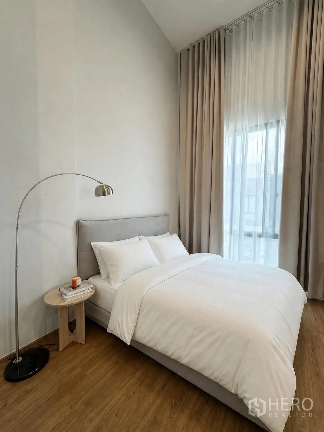 ทาวน์เฮาส์ for rent in Bang Phli, Samut Prakan - ห้องนอนสว่าง ผ้าม่านสูงจรดเพดาน เตียงคู่และโต๊ะข้าง