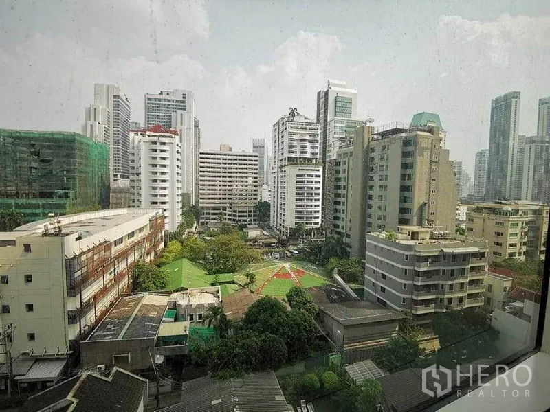 คอนโด ให้เช่าในKhlong Toei, Bangkok - วิวเมืองจากห้อง มองเห็นอาคารสูงปานกลางและพื้นที่สีเขียวโซนอโศก