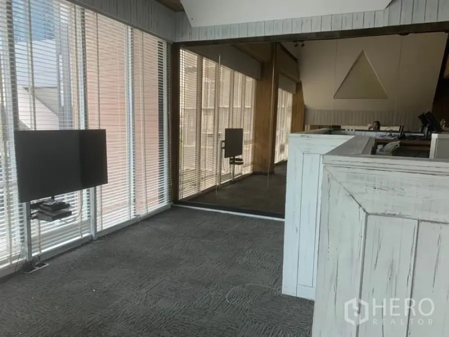 พื้นที่ขายปลีก ให้เช่าในWatthana, Bangkok - ภายในพื้นที่ค้าปลีกสไตล์ลอฟต์ มีหน้าต่างกระจกเต็มบาน ม่านปรับแสง ผนังกระจกเงา และเคาน์เตอร์ไม้สีขาว