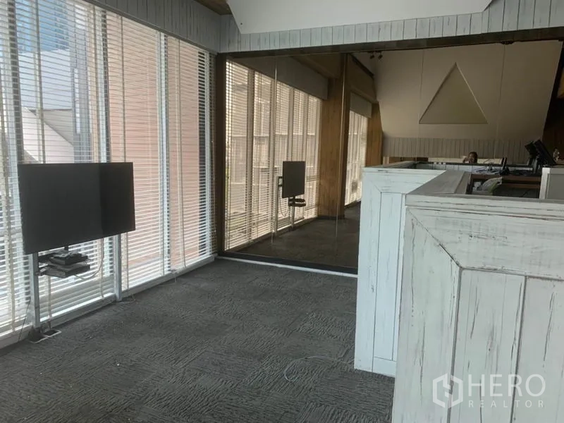 พื้นที่ขายปลีก ให้เช่าในWatthana, Bangkok - ภายในพื้นที่ค้าปลีกสไตล์ลอฟต์ มีหน้าต่างกระจกเต็มบาน ม่านปรับแสง ผนังกระจกเงา และเคาน์เตอร์ไม้สีขาว