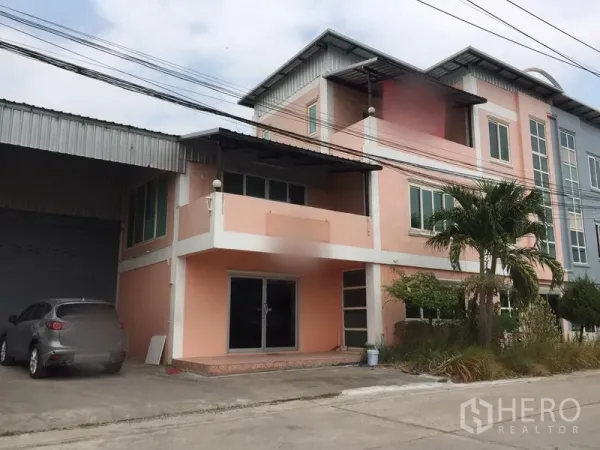 工厂 出租在Lam Luk Ka, Pathum Thani - 三层厂房连仓库，设卷帘门装卸区与停车位，位于巴吞他尼林路甲县。