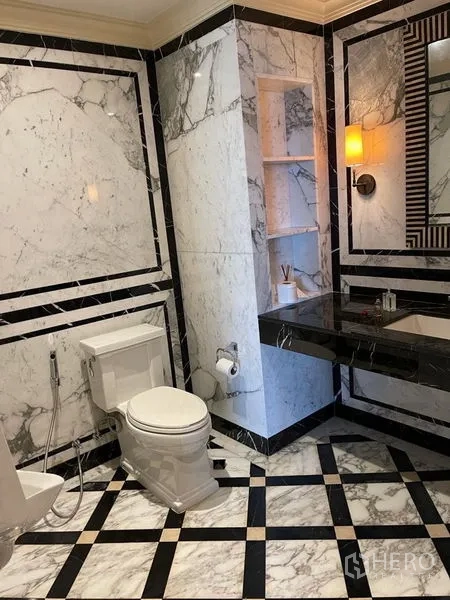 คอนโด ให้เช่าหรือขายในSathon, Bangkok - ห้องน้ำหรูปูหินอ่อนขาวดำ ลวดลายเรขาคณิต