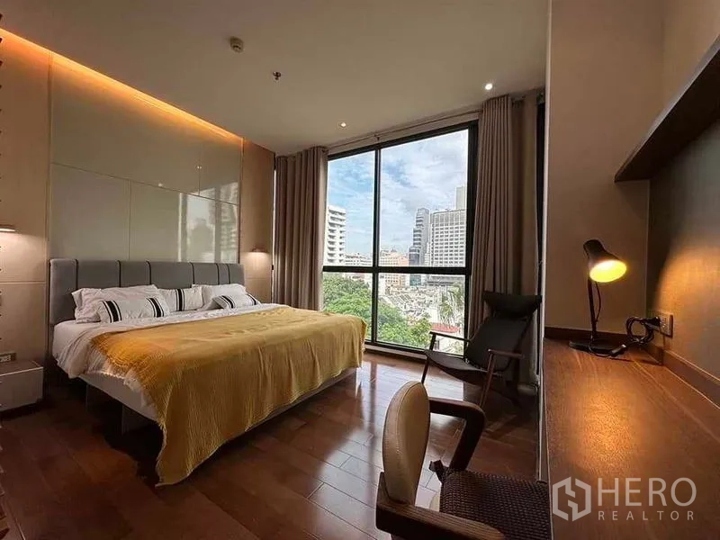 คอนโด ให้เช่าในKhlong Toei, Bangkok - ห้องนอนมาสเตอร์หน้าต่างสูงจรดเพดาน โต๊ะทำงาน และวิวเมืองกว้าง