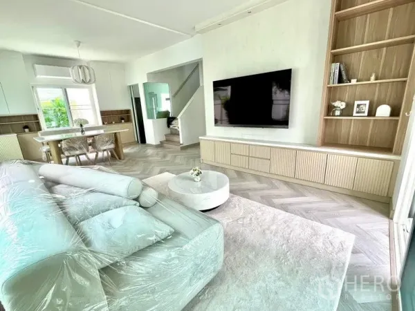 独立式住宅 出租 - 客厅角度展示内嵌电视柜、开放层架、地毯以及通往二层的楼梯。