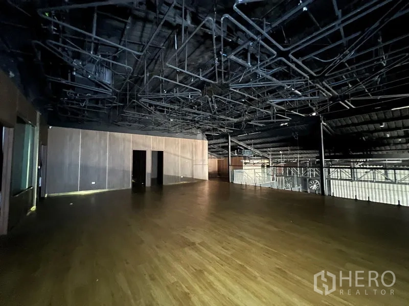 零售空间 出租在Din Daeng, Bangkok - 宽敞大厅，木地板、夹层和外露机电管道。