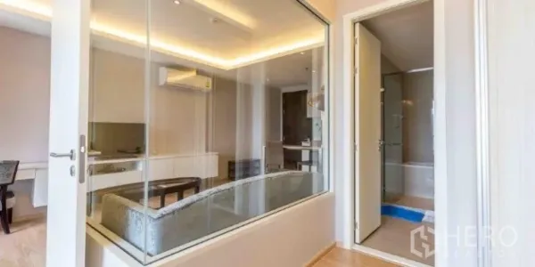 คอนโด ให้เช่าหรือขายในWatthana, Bangkok - ผนังกระจกมองไปยังพื้นที่นั่งเล่น พร้อมประตูสู่ห้องน้ำสไตล์โมเดิร์น