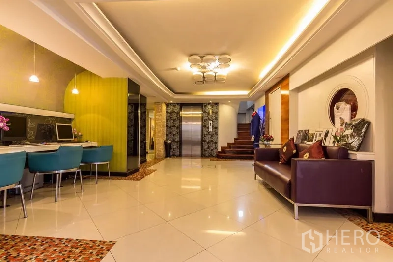 พื้นที่ขายปลีก ให้เช่า - โถงต้อนรับสว่าง มีลิฟต์ ที่นั่ง และมุมคอมพิวเตอร์สำหรับลูกค้า