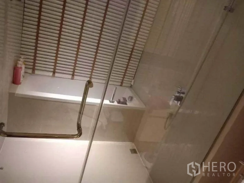 คอนโด ให้เช่าในWatthana, Bangkok - ห้องน้ำมีฉากกั้นกระจกฝักบัว และอ่างอาบน้ำใต้บานมู่ลี่