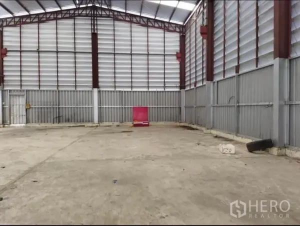 货栈 出租在Lat Krabang, Bangkok - 仓库内部高挑钢结构与混凝土地面，空间开阔