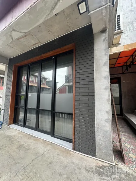 带办公室的家 出租在Pathum Wan, Bangkok - 一层店面，黑砖墙与推拉玻璃门，混凝土檐下