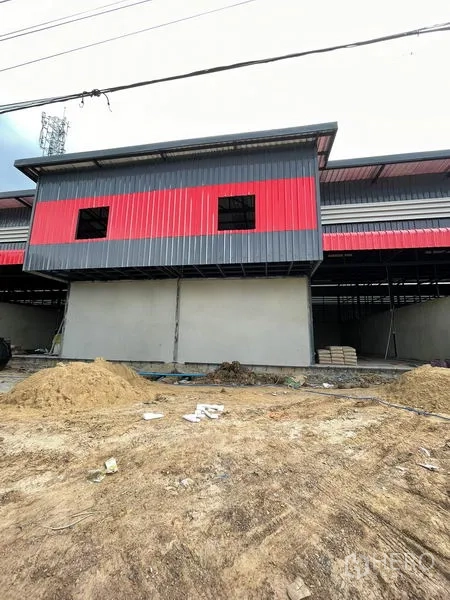 货栈 出租在Pathum Thani - 正立面带红灰色金属板与上层窗孔的前置体量。