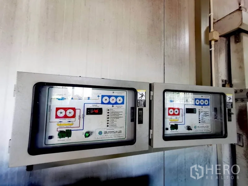 货栈 出售在Pathum Thani - 安装在冷库墙面的双联制冷控制面板特写。