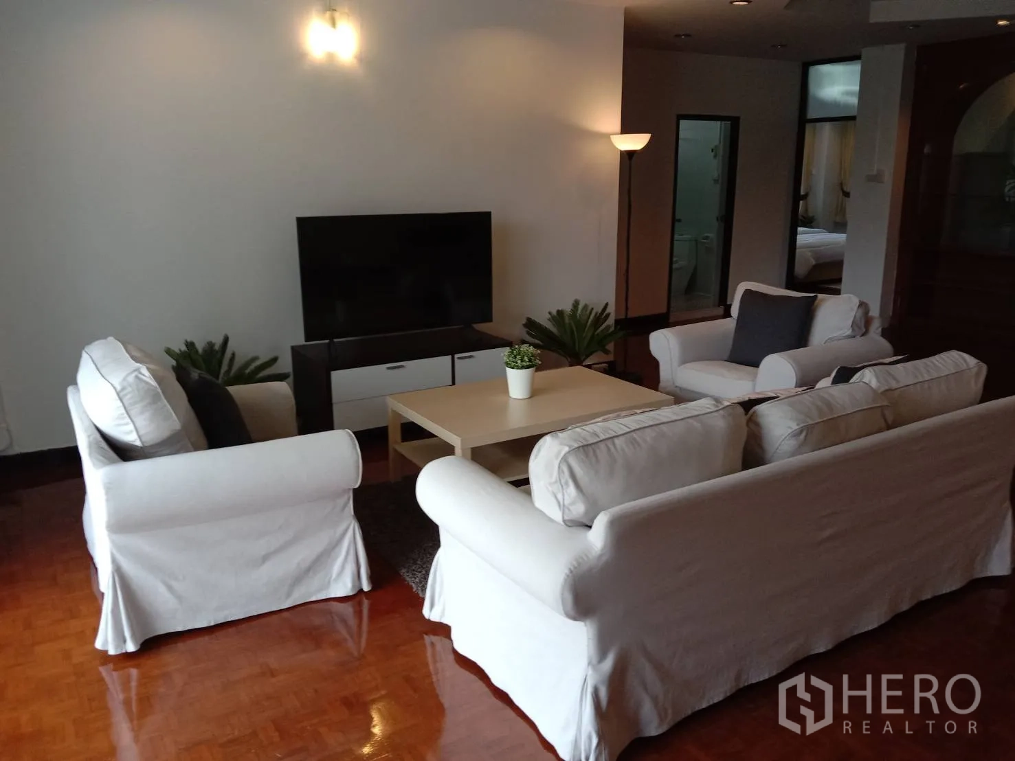 อพาร์ทเมนท์ ให้เช่าในRatchathewi, Bangkok - ห้องนั่งเล่นชุดโซฟารอบโต๊ะกลางหันหน้าไปทางทีวีจอแบน