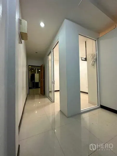 อาคารพาณิชย์ ให้เช่าในChatuchak, Bangkok - โถงทางเดินปูพื้นกระเบื้องสีขาวพร้อมห้องกั้นกระจก.