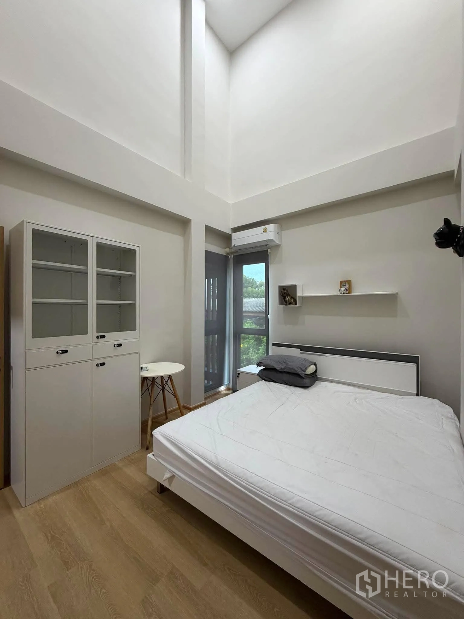โฮมออฟฟิศ for rent in Phra Khanong, Bangkok - ห้องนอนเพดานสูงพร้อมเตียง ตู้บานกระจก และประตูบานเลื่อนออกระเบียง