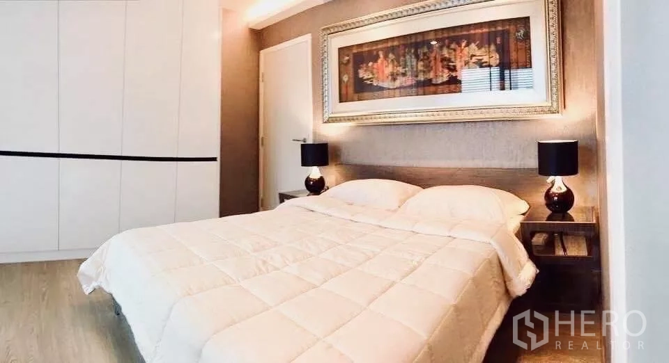 คอนโด ให้เช่าในWatthana, Bangkok - ห้องนอนใหญ่พร้อมภาพกรอบ โคมไฟหัวเตียง และตู้เสื้อผ้าขนาดใหญ่