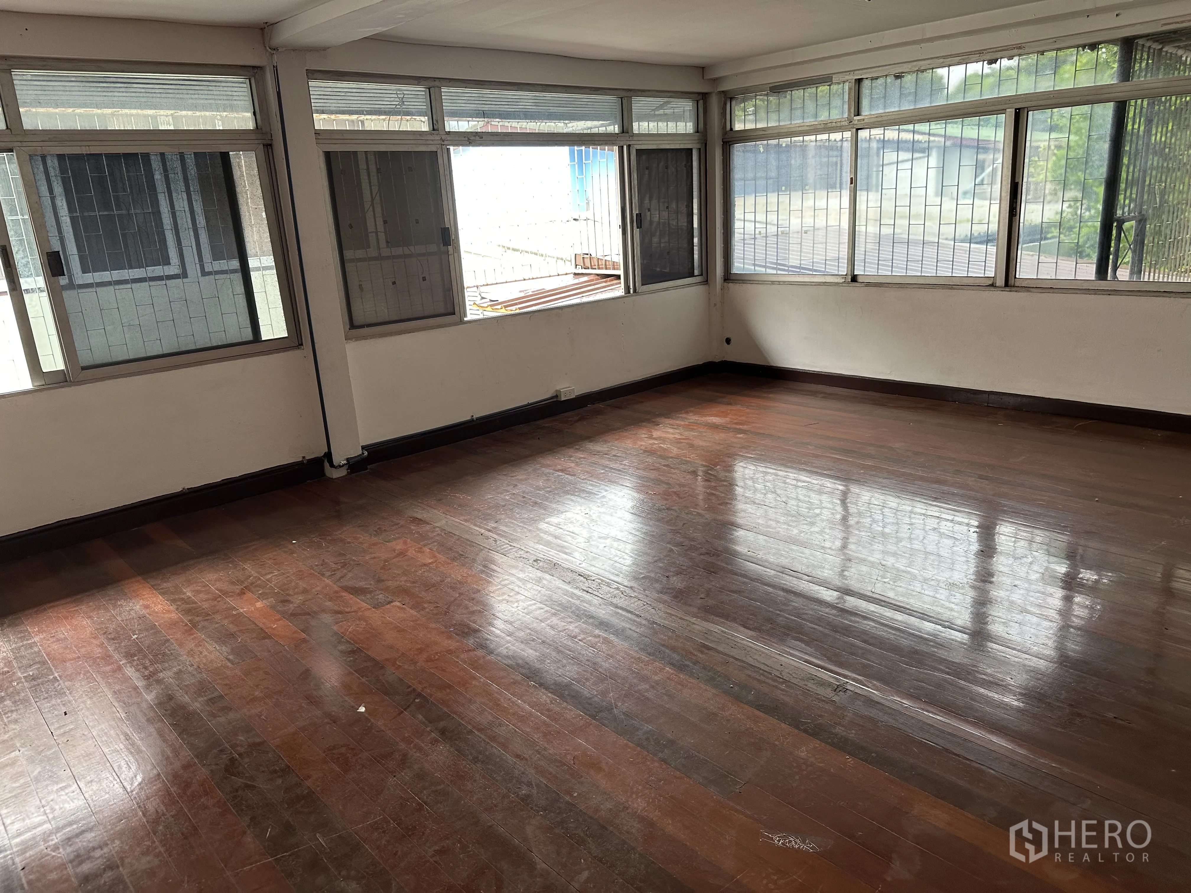 โฮมออฟฟิศ for rent in Suan Luang, Bangkok - ห้องมุมกว้างพื้นไม้ขัดเงา มีหน้าต่างรับแสงรอบด้าน