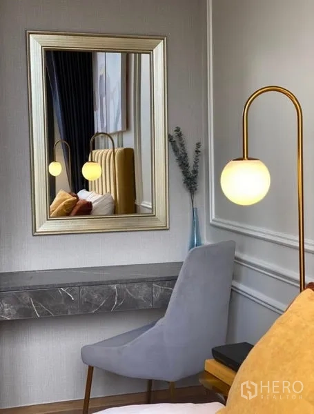 公寓 出租 - 卧室梳妆角，悬浮大理石桌、框镜与球形落地灯。