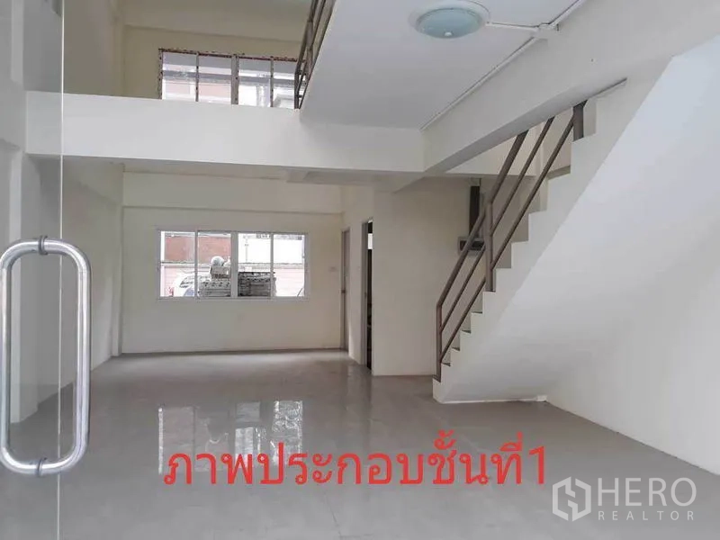 อาคารพาณิชย์ ให้เช่าในDin Daeng, Bangkok - พื้นที่ค้าปลีกชั้นล่าง ประตูกระจก ผนังสีขาว และบันไดขึ้นสู่ชั้นบน