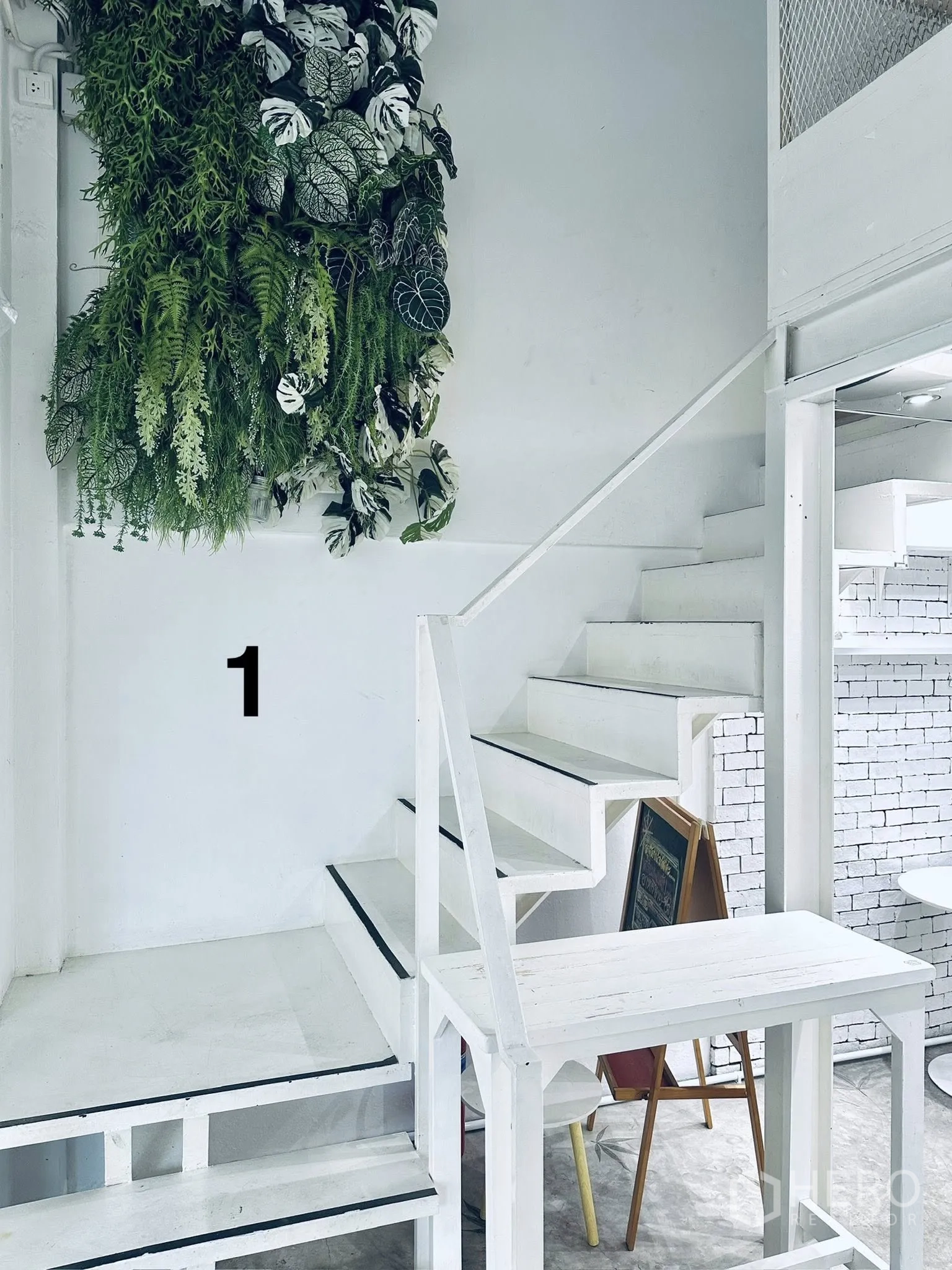 店屋 for rent in Watthana, Bangkok - 白色楼梯旁设垂直绿墙，通往上层。