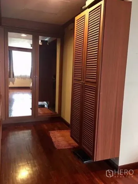 คอนโด ให้เช่าหรือขายในWatthana, Bangkok - โถงทางเดินพร้อมตู้เสื้อไม้บานเกล็ดและตู้มีบานกระจก