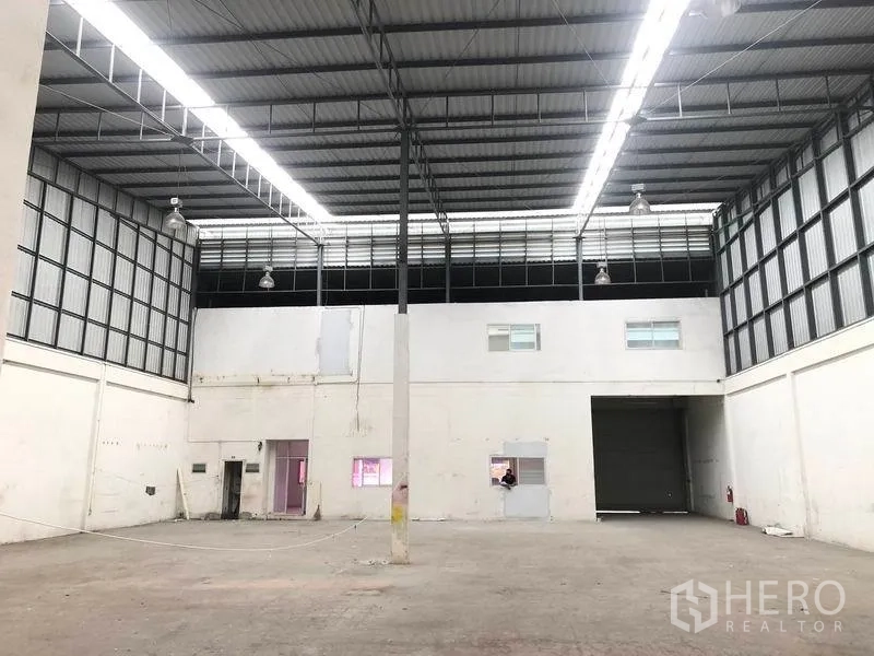 工厂 出租在Pak Kret, Nonthaburi - 厂房内部面向卷帘装卸口，设上层窗户。