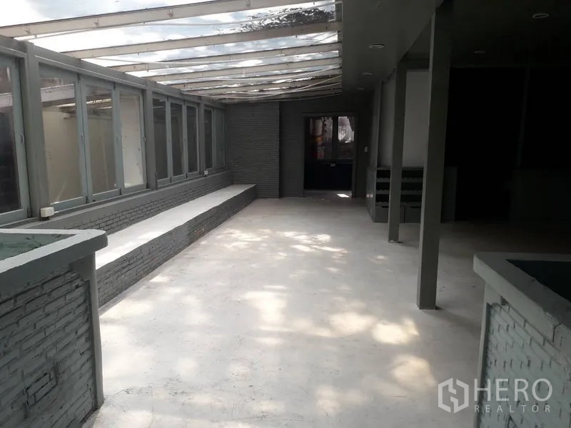 บ้าน ให้เช่าในWatthana, Bangkok - โถงทางเดินมีแผ่นหลังคาใสรับแสงและม้านั่งยาวข้างผนัง