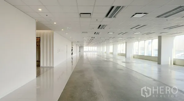 สำนักงาน ให้เช่าในKhlong Toei, Bangkok - ชั้นสำนักงานแบบเปิดโล่ง หน้าต่างบานใหญ่ ฝ้าทีบาร์พร้อมไฟ LED และช่องลมแอร์ พื้นขัดมัน.