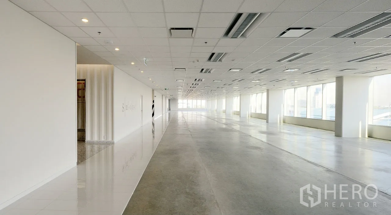 สำนักงาน ให้เช่าในKhlong Toei, Bangkok - ชั้นสำนักงานแบบเปิดโล่ง หน้าต่างบานใหญ่ ฝ้าทีบาร์พร้อมไฟ LED และช่องลมแอร์ พื้นขัดมัน.