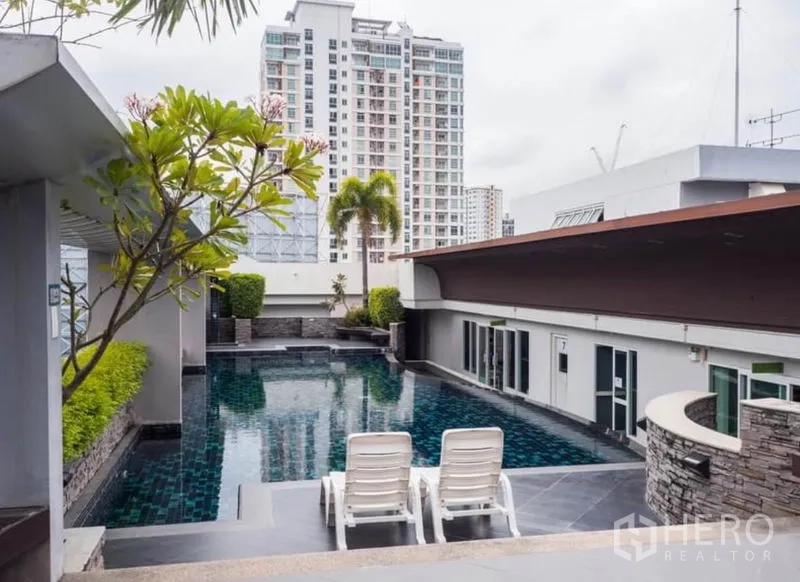 公寓 出租或出售在Phra Khanong, Bangkok - 公寓泳池配躺椅与城市景观，临近BTS Punnawithi，曼谷帕卡农。