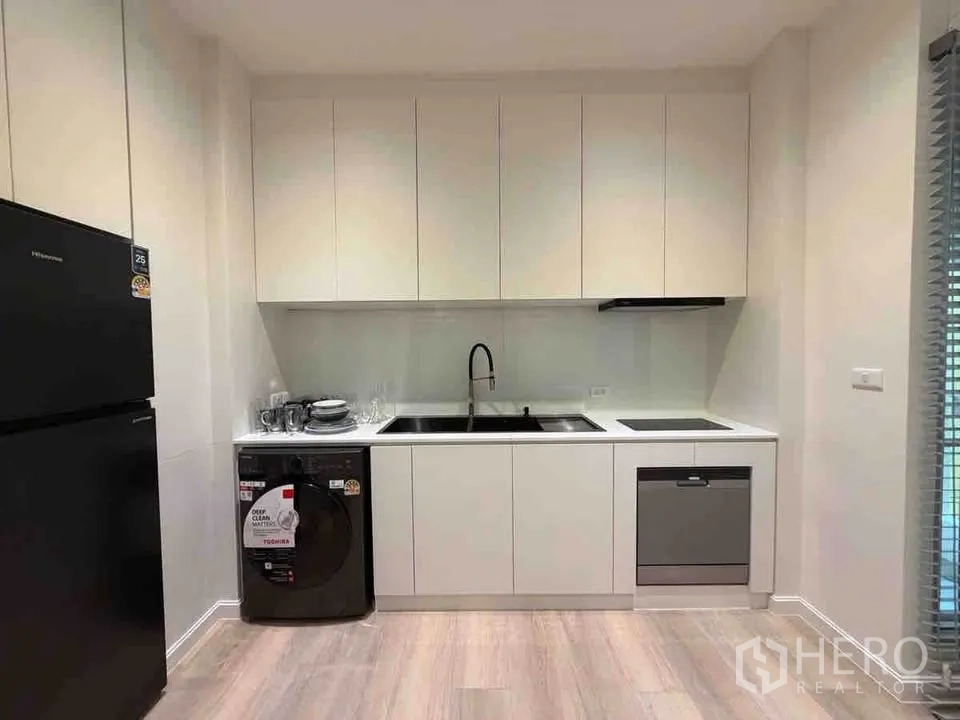 คอนโด for rent in Ratchathewi, Bangkok - ครัวสีขาวบิวท์อิน พร้อมซิงก์ เตาไฟฟ้า ตู้เย็น เครื่องซักผ้า และเครื่องล้างจาน