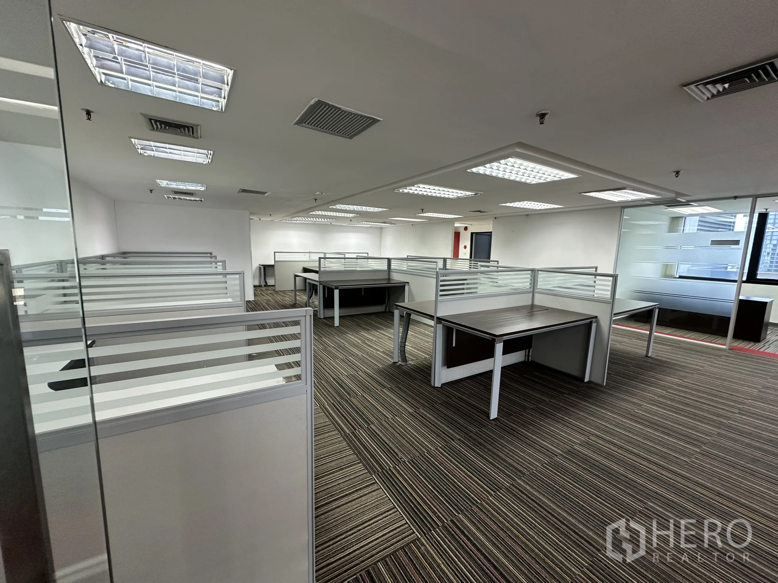 สำนักงาน ให้เช่าในWatthana, Bangkok - ออฟฟิศโอเพ่นสเปซพร้อมคูบิกเฟอร์นิเจอร์ ไฟฝ้า และพรมลายทาง