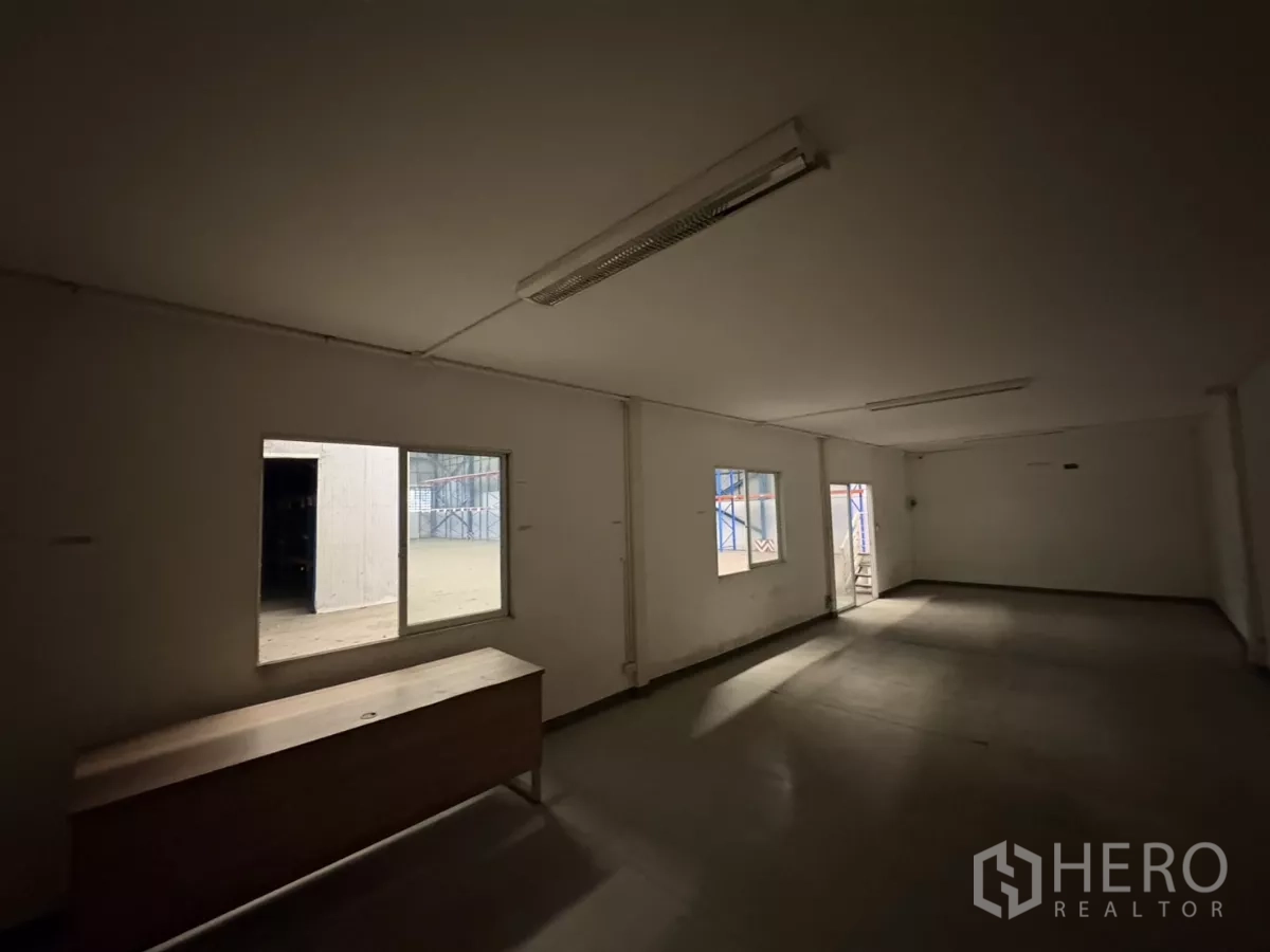 คลังสินค้า ให้เช่าในMueang Samut Prakan, Samut Prakan - ออฟฟิศแบบโอเพ่นสเปซ มีไฟฟลูออเรสเซนต์และหน้าต่าง