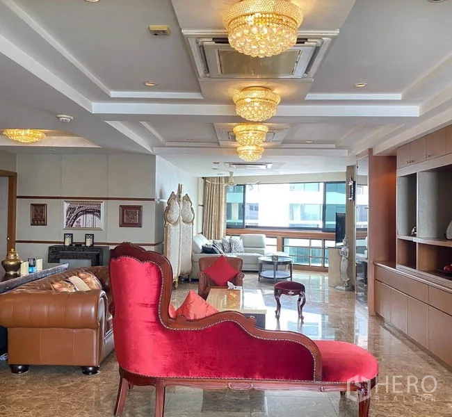 คอนโด ให้เช่าในKhlong Toei, Bangkok - พื้นที่รับแขกแบบเปิดโล่งยาว พร้อมโคมไฟระย้า