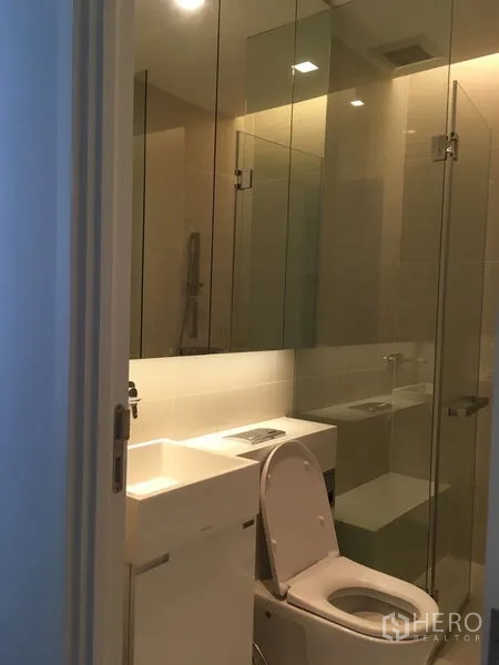 คอนโด ให้เช่าหรือขายในChatuchak, Bangkok - ห้องน้ำสไตล์โมเดิร์น ตู้กระจกอาบน้ำ อ่างล้างหน้าและโถสุขภัณฑ์