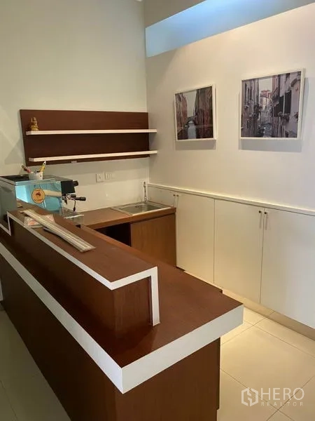 สำนักงานที่บ้าน ให้เช่าในWang Thonglang, Bangkok - แพนทรี่เคาน์เตอร์ไม้ มีอ่างล้างและชั้นวางของติดผนัง
