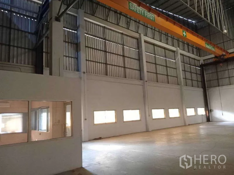 โรงงาน ให้เช่าในMueang Samut Prakan, Samut Prakan - แนวเครนเหนือศีรษะติดป้ายเซฟตี้ และห้องออฟฟิศภายในพร้อมหน้าต่างกระจก