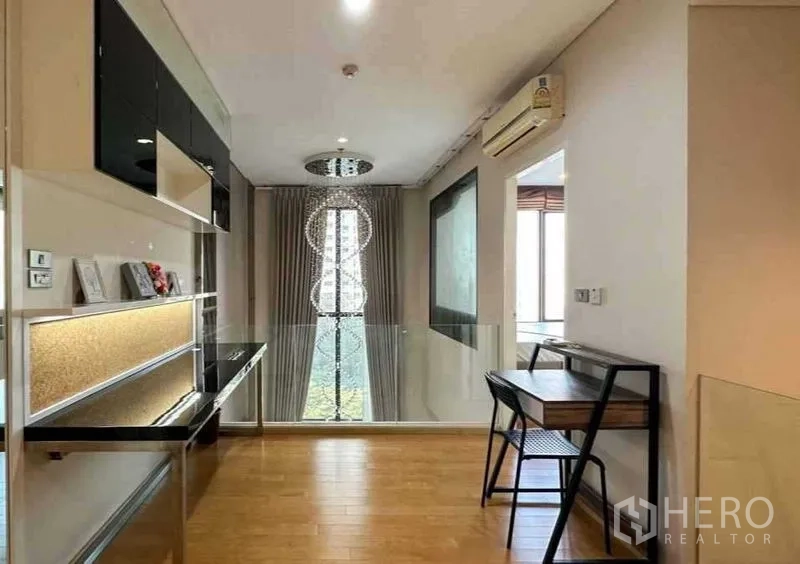 คอนโด ให้เช่าหรือขายในRatchathewi, Bangkok - พื้นที่ทำงานบนชั้นลอย โต๊ะบิวท์อินและชั้นวาง มองลงสู่ห้องนั่งเล่น