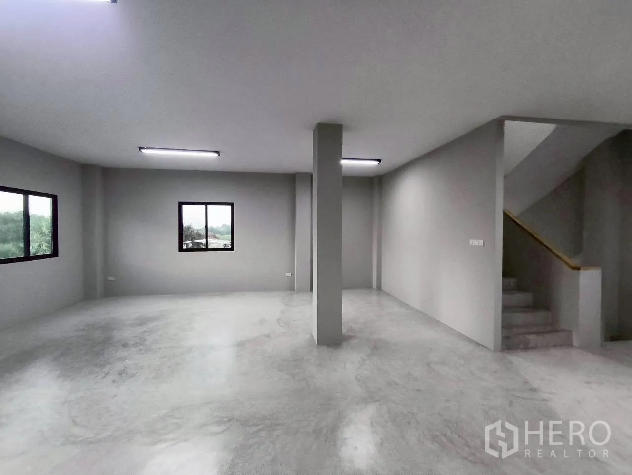 仓库 for rent in Mueang Nonthaburi, Nonthaburi - 大开间办公式空间，带窗、中央立柱与楼梯通道。