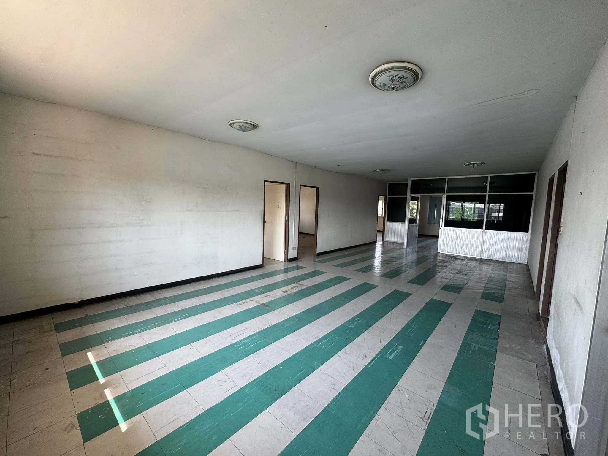 货栈 for rent in Mueang Samut Sakhon, Samut Sakhon - 长形开放式办公区，绿白条地板与玻璃隔断。